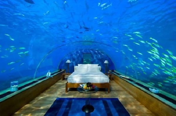 Conrad Hotels превратила подводный ресторан Ithaa на мальдивском курорте в люкс для молодоженов