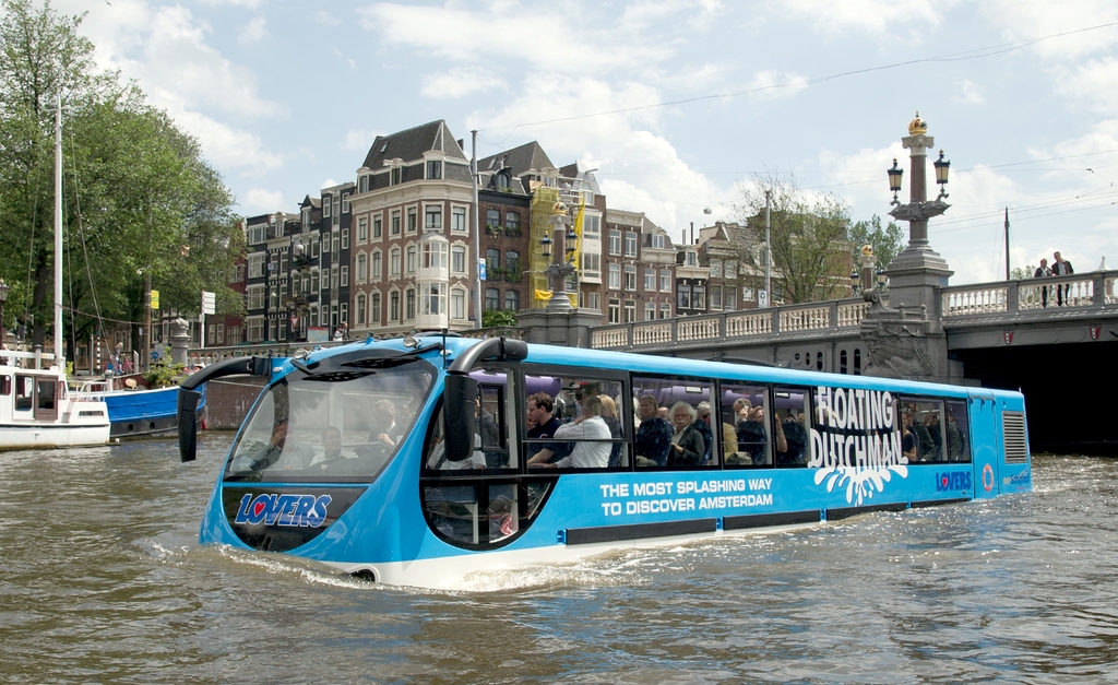 Автобус-амфибия в Амстердаме